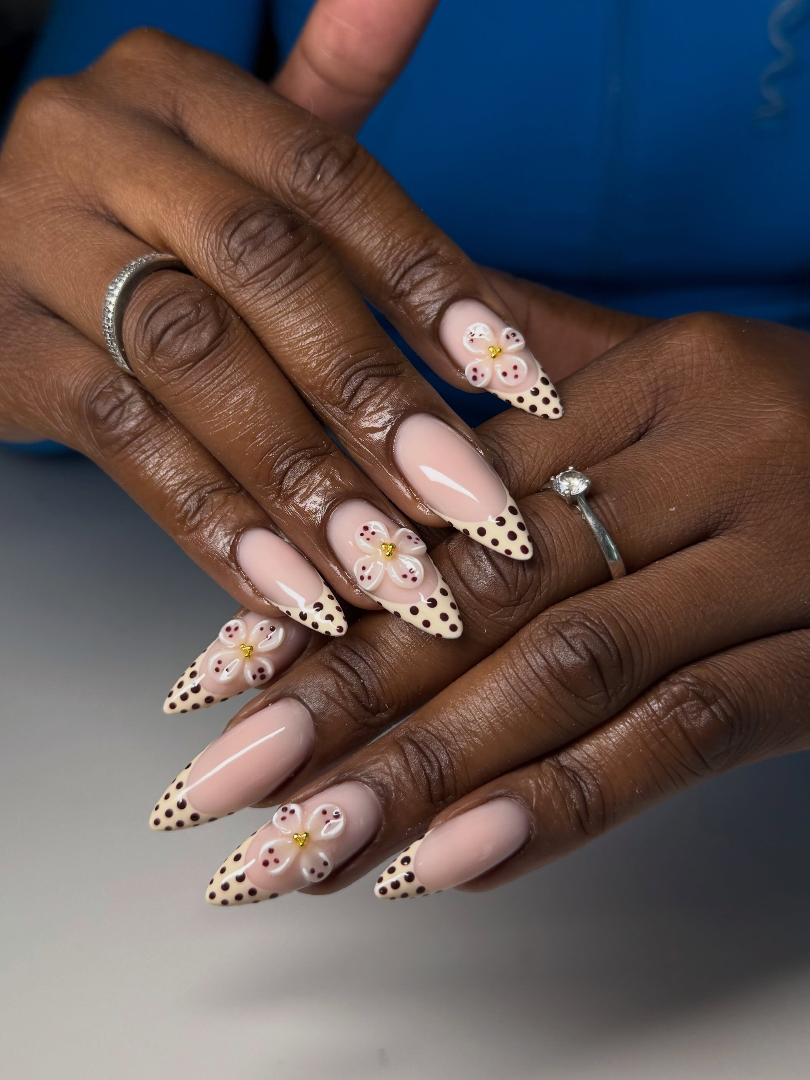 Nail art floral délicat réalisé par Khinelia Beauty