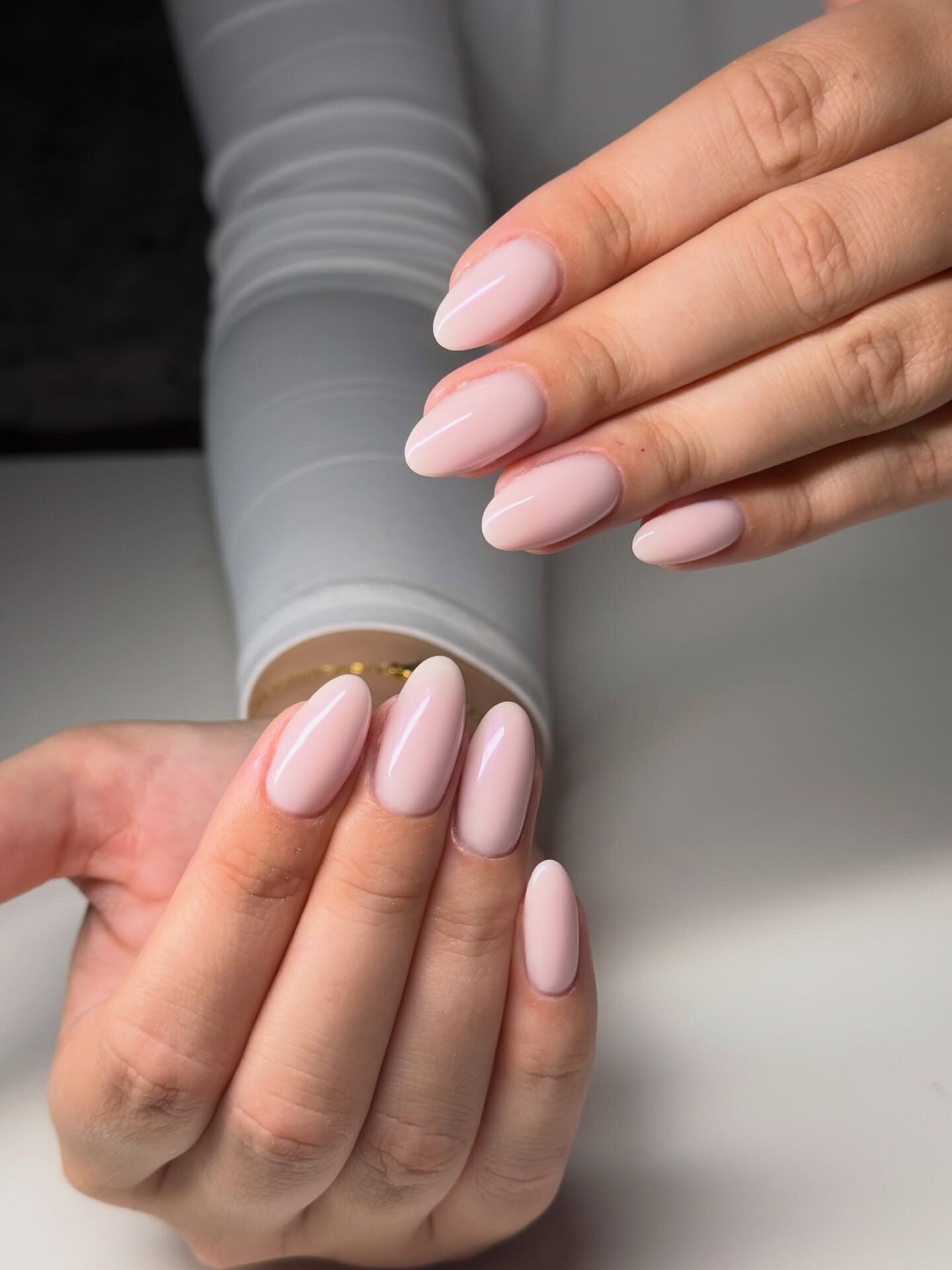 Manucure nude rosée aux ongles longs réalisée par Khinelia Beauty