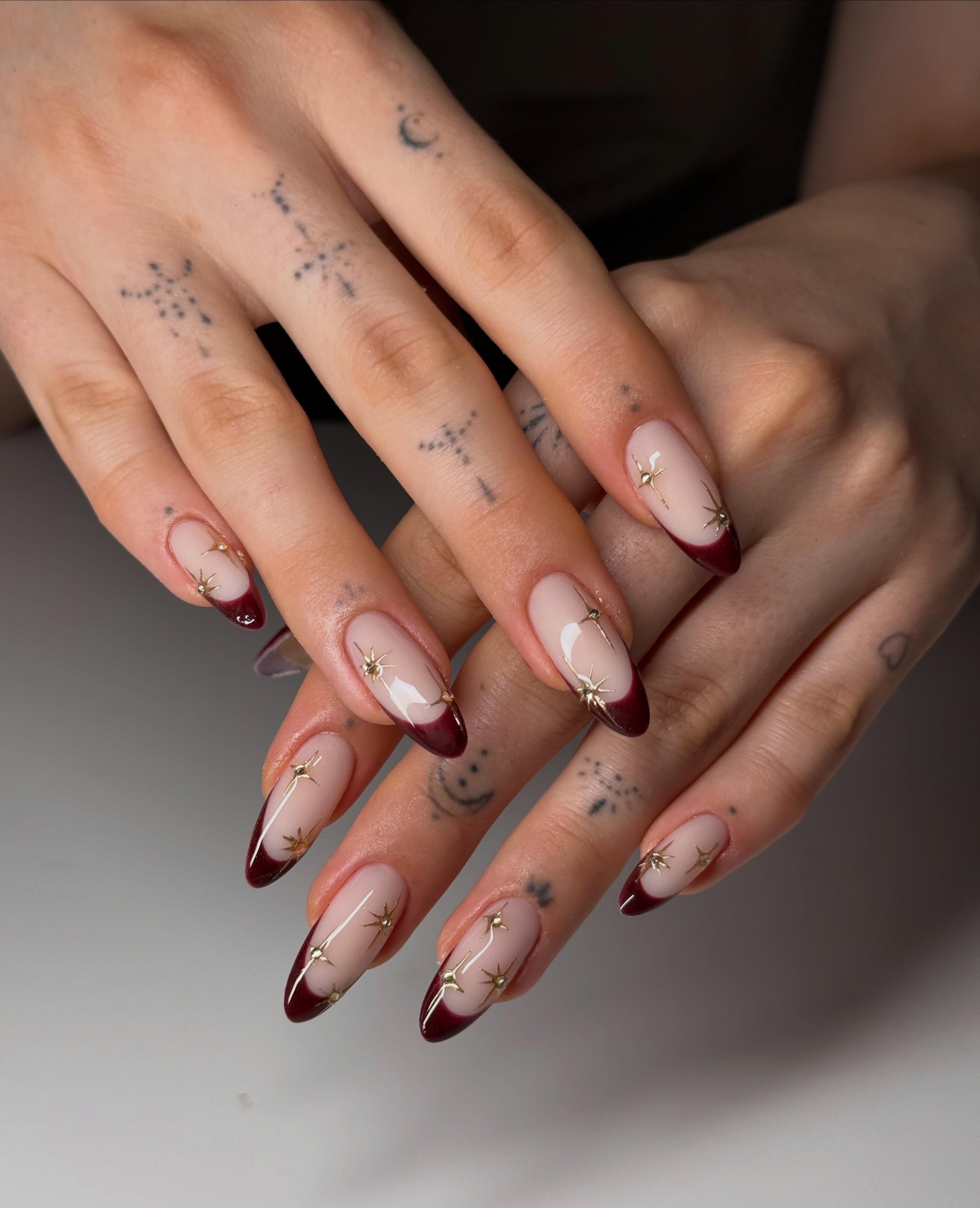 Manucure longue rouge et nude aux détails graphiques