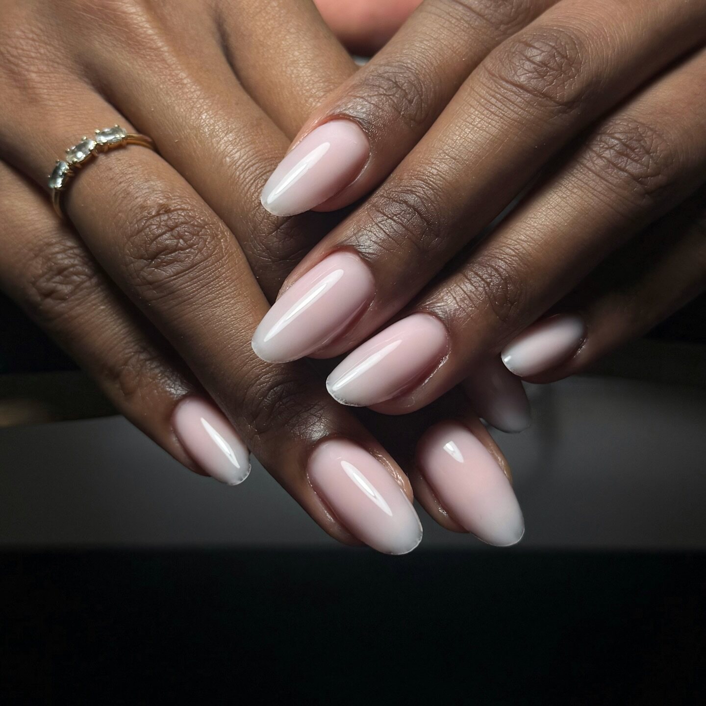 Manucure nude naturelle à finition brillante